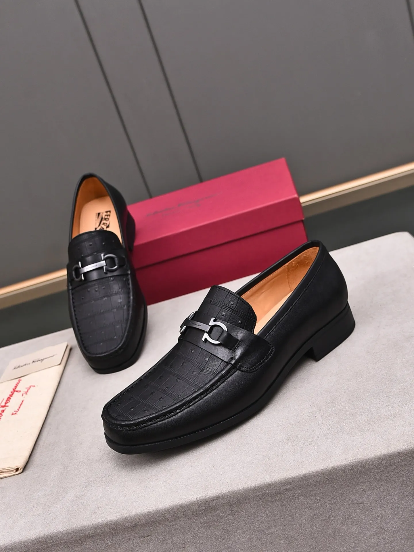 Factory: 250 [Original running volume quality] Brand: Ferragamo (Ferragamo) Size: Men's size 38/44 (45 can be customized) Grade: Same style as the official website High-end quality men's shoes Material: Original first-layer calfskin Water-dyed cowhide lining Original outsole Style category: Men's fashion formal business casual leather shoes Slip-on men's shoes high-top series Young fashion European and American trends British style Casual matching Comfortable feet